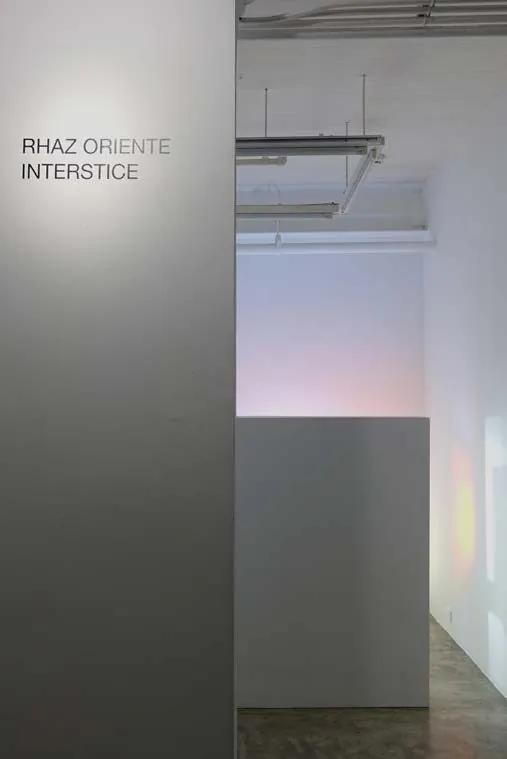 Gallery wall with the exhibition title Rhaz Oriente, Interstice