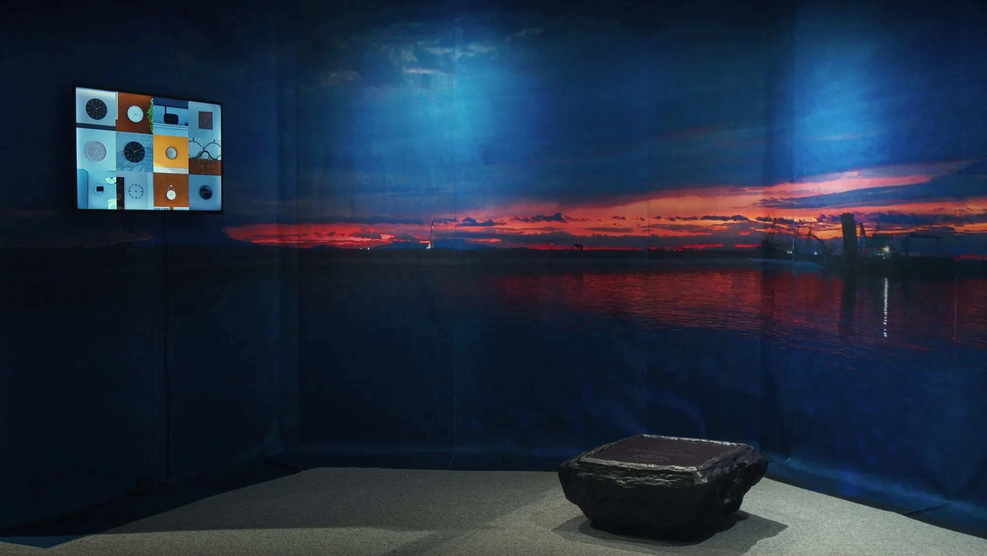 The printed fabric sunset and the black resin sculpture seen from the front